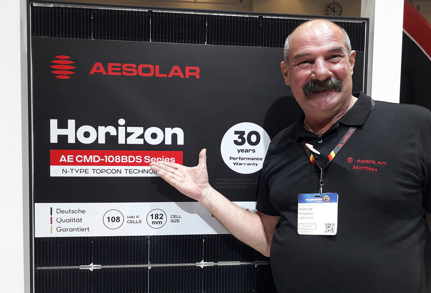 Matthias Klopstein von AE Solar hat die neuen Solarmodule Horizon mitgebracht.