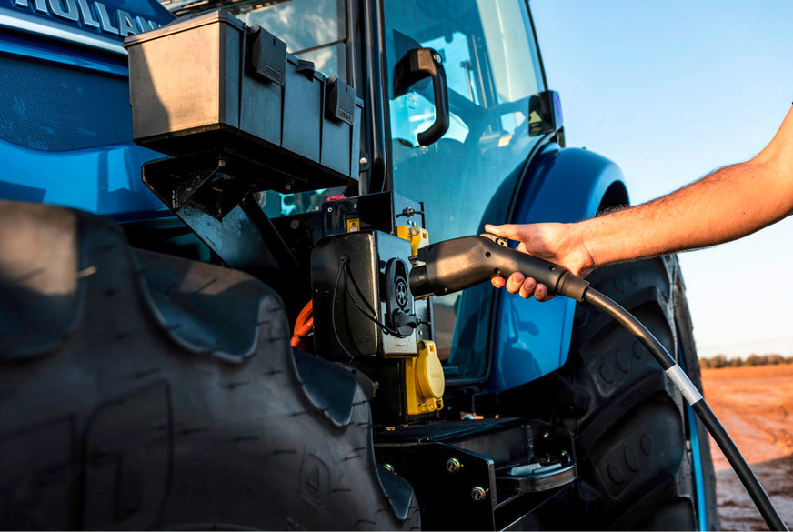 Auf der Agritechnica 2023 in Hannover hat New Holland mit dem T4 ­Electric Power einen großen batteriebetriebenen Traktor vorgestellt.