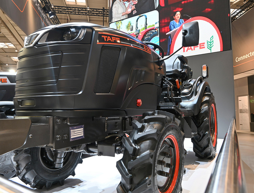 Auf der Agritechnica 2023 hat auch der indische Hersteller Tafe mit dem E 30 einen vollständig batterieelektrischen Kleintraktor gezeigt.