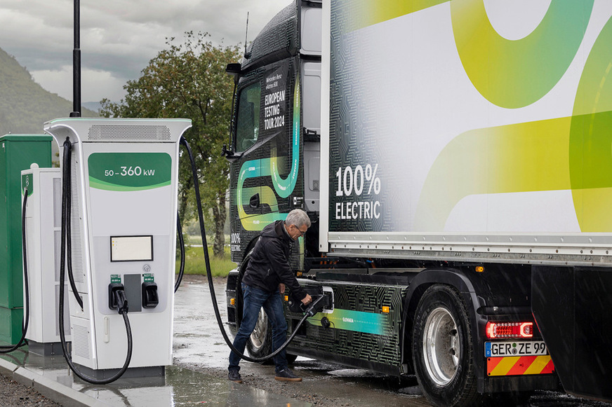 Im Härtetest: Das Laden der Elektro-Lkw auf der 15.000 Kilometer langen Tour durch Europa musste gut geplant werden. Das soll sich in Zukunft ändern.