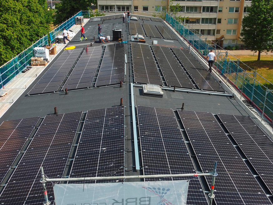 Komplett installierte Teilanlage auf einem Gebäude im Quartier.