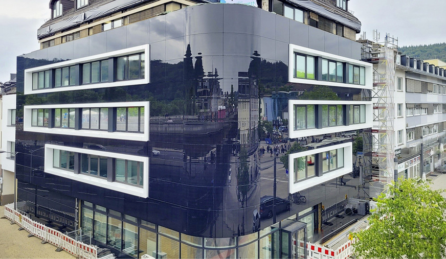 Die klaren horizontalen Linien der Fassade des MVZ in Marburg werden durch die präzise Fugenführung unterstützt. Selbst die gebogenen Module von Sunovation fügen sich exakt in das Raster ein.