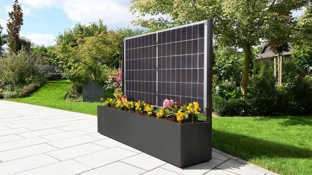 Blumenkasten mit Solarmodul bietet Sonnenstrom und Sichtschutz