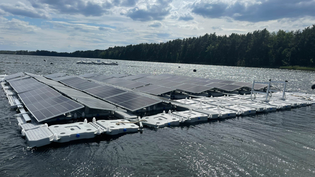 RWE installiert schwimmende Anlage auf dem Mortkasee