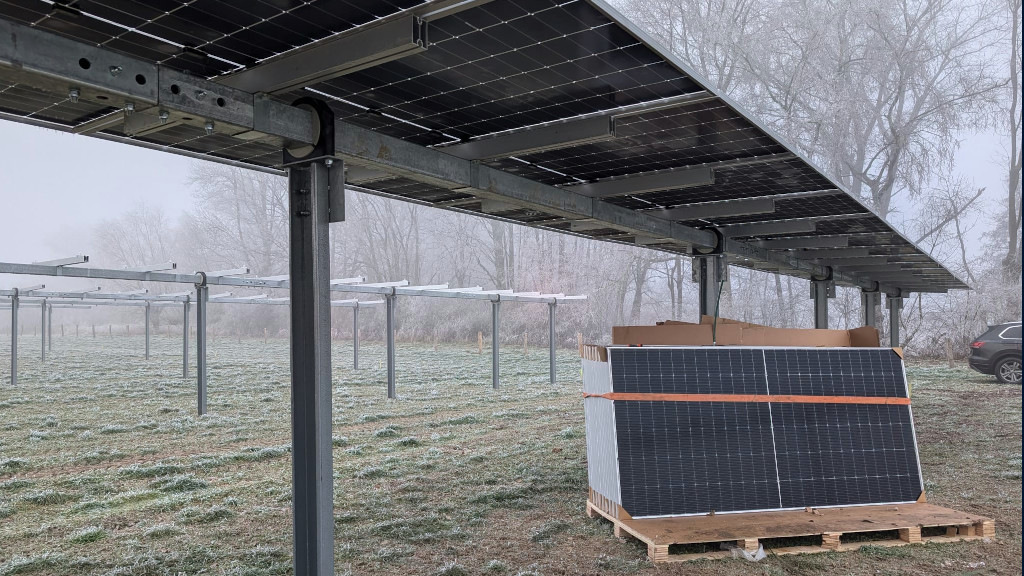 Trotz Schnee und Kälte: Gridparity baut Agri-PV-Anlage in Bad Sassendorf