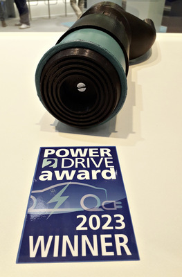 Dieser Ladestecker kann mehrere Megawatt ins Fahrzeug pumpen. Er erhielt 2023 den Award der Power2Drive. - © Foto: Heiko Schwarzburger
