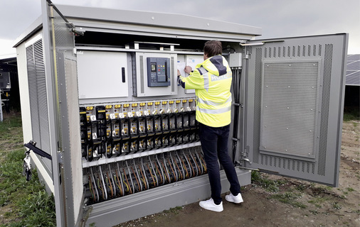 Die Trafostationen im Modulfeld bringen die Systemspannung auf 31,7 Kilovolt. - © Foto: Heiko Schwarzburger