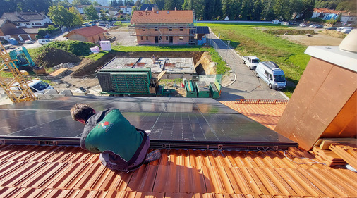 Blick von oben auf die Photovoltaikanlage. Die Solewärmepumpe nutzt die Abwärme. - © Foto: Maustronik