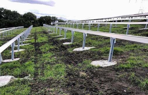 Jeder einzelne Pfosten des Montagesystems wird mit einem Betonfundament versehen. Dadurch ist die Gleitsicherheit gewährleistet. - © Foto: MKG Göbel Jeder einzelne Pfosten des Montagesystems wird mit einem Betonfundament versehen. Dadurch ist die Gleitsicherheit gewährleistet.