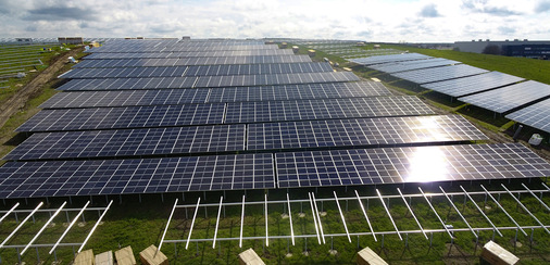 Nachdem die Betonfundamente gegossen sind, werden sie mit Erdreich überdeckt, sodass eine Grasnarbe wachsen kann. Dies verhindert Erosionsschäden. - © Foto: MKG Göbel Nachdem die Betonfundamente gegossen sind, werden sie mit Erdreich überdeckt, sodass eine Grasnarbe wachsen kann. Dies verhindert Erosionsschäden.