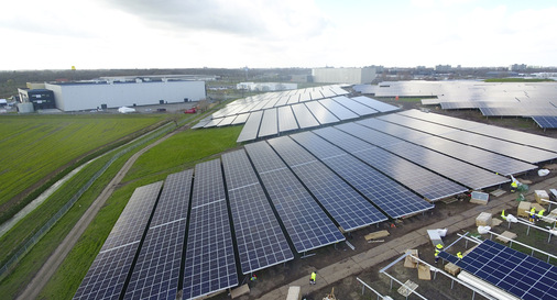 Die Neigungen der Hänge von Mülldeponien sind sehr unterschiedlich. Hier ist es von Vorteil, wenn das Montagesystem leicht anzupassen ist. - © Foto: MKG Göbel Die Neigungen der Hänge von Mülldeponien sind sehr unterschiedlich. Hier ist es von Vorteil, wenn das Montagesystem leicht anzupassen ist.