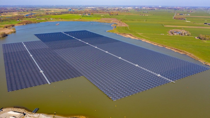 Floating PV bei Zwolle: Das Potenzial auf Tagebauseen wäre auch in Deutschland groß. - © Baywa r.e.
