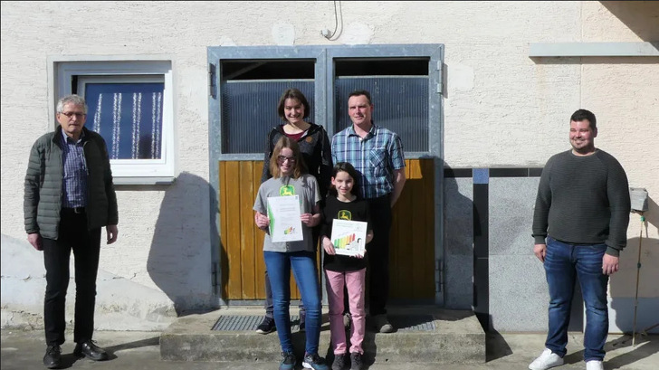 Das Energiekonzept von Familie Sirch aus Altenmüster (Mitte) wurde ausgezeichnet. Rechts der Berater von "Land schafft Energie" Matthias Lechner. Auch Amtsleiter Manfred Faber (links) ist zur Überreichung des Labels gekommen. - © AELF Nördlingen
 Das Energiekonzept von Familie Sirch aus Altenmüster (Mitte) wurde ausgezeichnet. Rechts der Berater von "Land schafft Energie" Matthias Lechner. Auch Amtsleiter Manfred Faber (links) ist zur Überreichung des Labels gekommen.