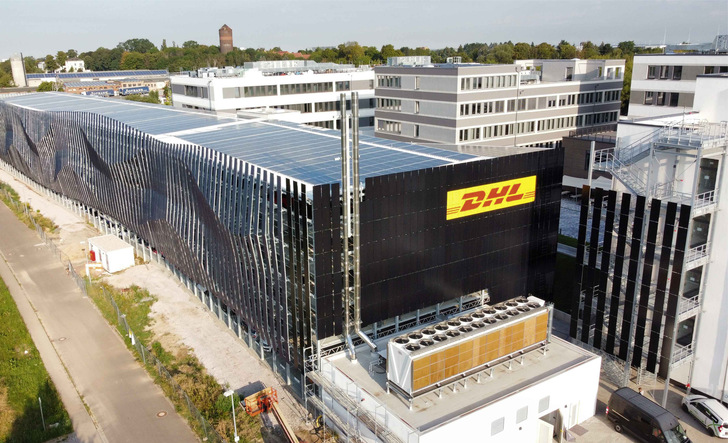 Wie eine Welle zieht sich die Solaranlage über die Fassade des Parkhauses in Leipzig. Die Module sind dreidimensional in die Fassade gesetzt. Die Farbgebung unterstützt die Wellenform. - © Foto: Avancis