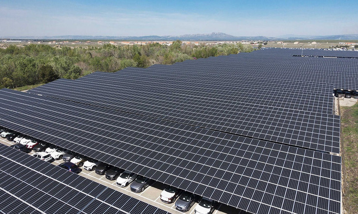 Die Bedingungen für Solarparks und solare Carports wurden durch das neue Solarpaket weiter verbessert. - © Axpo
