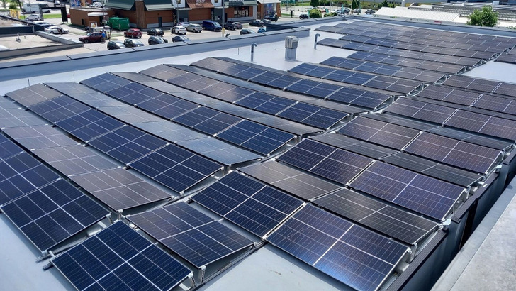 Die Solaranlage auf dem Dach des Cineplexx in Villach liefert nur einen Teil des Sonnenstroms. Hier nutzt der Kinobetreiber auch die Fassade. - © Collective Energy
