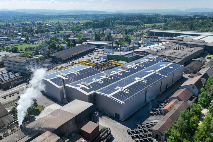 ADEV hat eine zwei Megawatt Solaranlage auf der Walzenhalle der Stahl Gerlafingen im Kanton Solothurn installiert. - © ADEV, Lukas Pitsch
