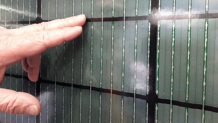 Neue Solarmodule kontaktieren die Zellen ausschließlich auf der Rückseite. - © Heiko Schwarzburger
