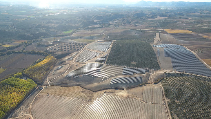 Der Solarpark Illora von Baywa r.e. liegt in Pinos Puente in der Nähe von Granada. Es handelt sich um drei Anlagenabschnitte mit 147,6 Megawatt. - © Baywa r.e.
