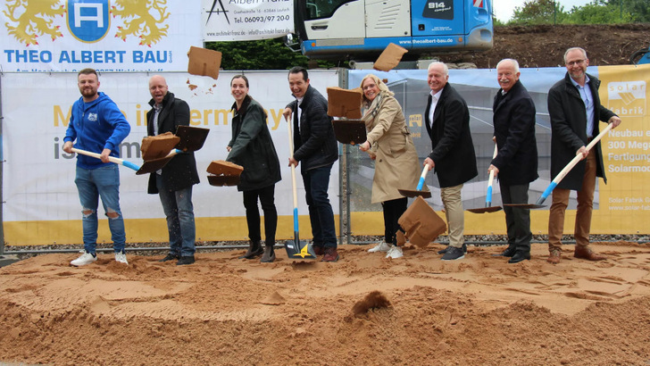 Großer Bahnhof beim Spatenstich. Zusätzlich zu den 100 Gästen konnte Solar-Fabrik-Chef Christian Laibacher (4.v.l.) auch Andrea Lindholz (CSU-Abgeordnete im Bundestag, 5.v.l.), Andreas Zenglein, stellvertretender Landrat des Landkreises Aschaffenburg (7.v.l), und Harald Sauer, 2. Bürgermeister von Hösbach (6.v.l.) begrüßen. - © Solar Fabrik
