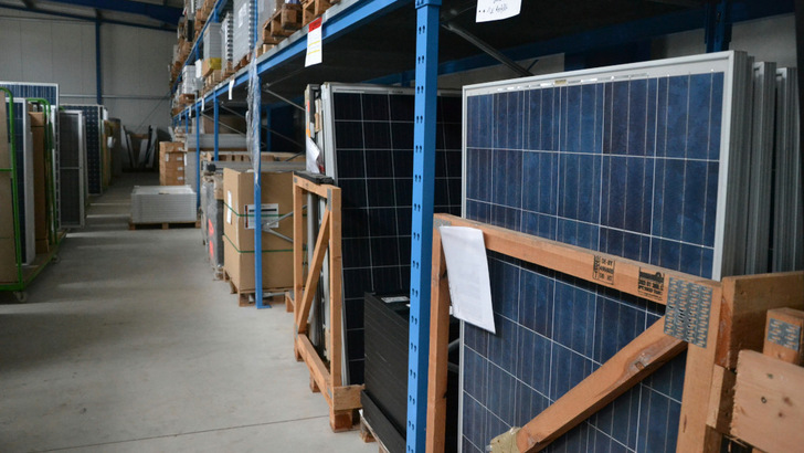 Mehr als 250.000 Solarmodule verschiedenster Hersteller und unterschiedlicher Jahrgänge hält Secondsol im Lager in Meiningen vor. Jetzt können Handwerker noch einfacher das richtige Modul – und auch noch andere Komponenten – finden. - © Velka Botička
