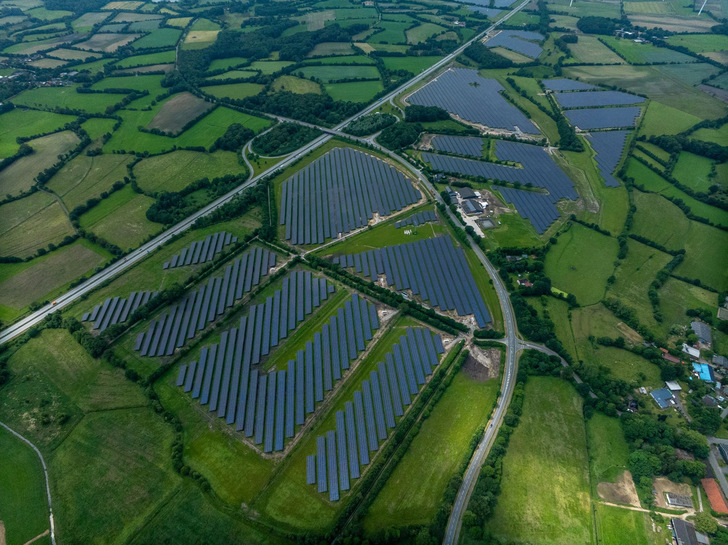 Luftbild einer Drohne des Solarparks Agehtorst. - © Greentech
