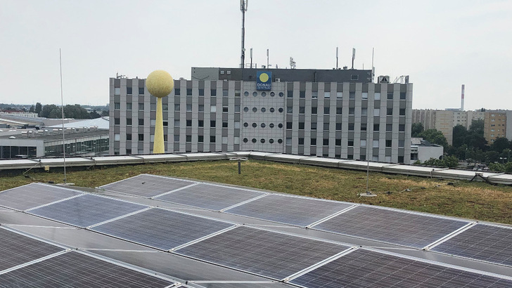 Der Bau von gewerblichen Solaranlagen wie hier auf dem Dach des Donauzentrums in Wien schwächelt noch. Bessere Bedingungen müssen her. - © Donauzentrum
