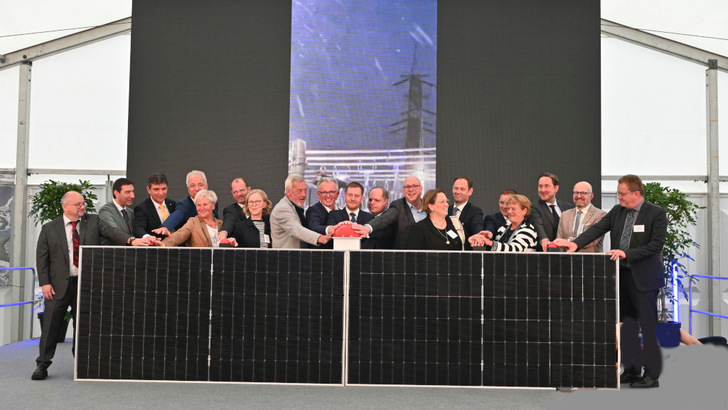 Der Energiepark Witznitz ist in Betrieb genommen. Sogar der sächsische Ministerpräsident Michael Kretschmer (Mitte) ist gekommen. - © Velka Botička
