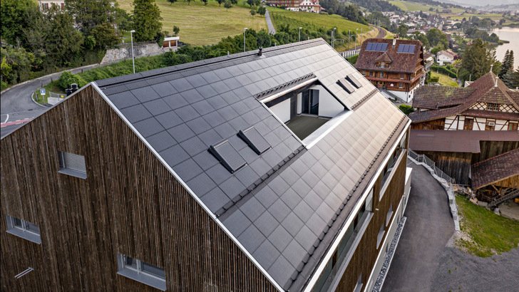 Beim Sunskin Roof Lap bilden die Solarmodule die wasserführende Schicht. - © Swisspearl