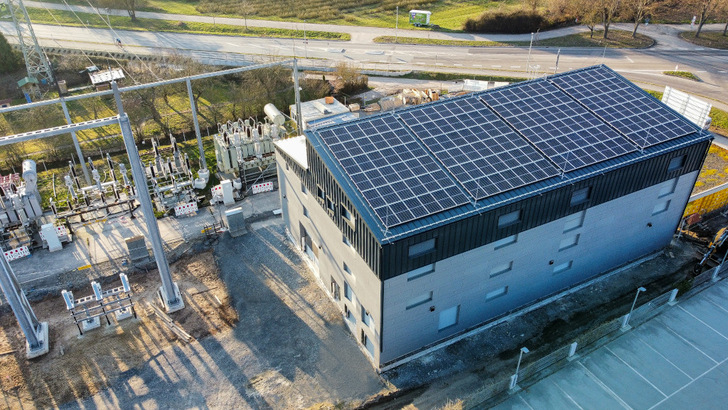 Umspannwerk Lauffen der Netzgesellschaft Heilbronn-Franken. Dort wurden von der Firma Wirsol 75 Kilowatt Solarkraft auf dem Dach installiert. - © Zeag Energie AG