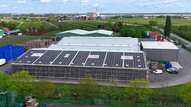 Sonnendach auf der Filiale von Elbe-Obst im Alten Land. - © SPR Energie