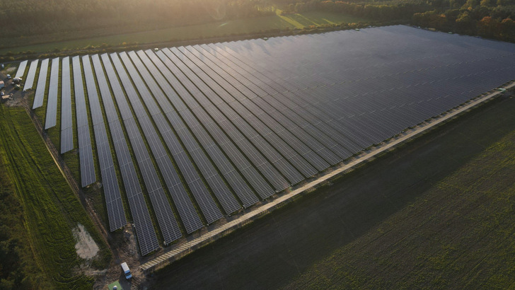 Der Solarpark in Nochten in der Oberlausitz in Sachsen. - © Naturstrom AG