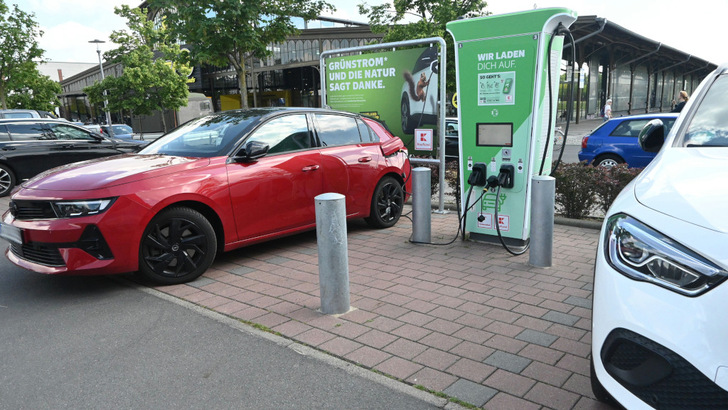 Die deutschen Autofahrer schielen durchaus auf das Elektroauto. Preiswertere Modelle würden dem Markt aber weiterhelfen. - © Velka Botička