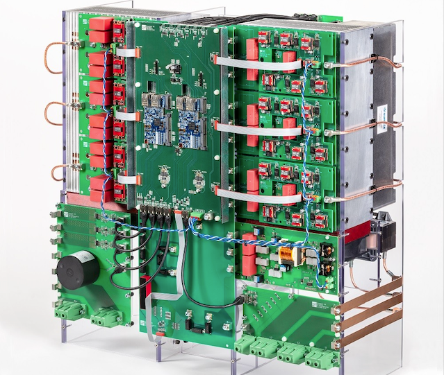 Das Fraunhofer ISE zeigt den weltweit ersten Stringwechselrichter für die Mittelspannung. - © Fraunhofer ISE