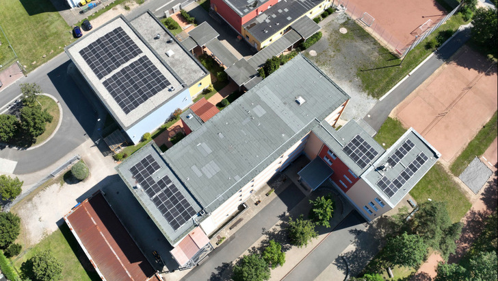 Insgesamt 180 Solarmodule hat die Energiegenossenschaft auf das Schulgebäude in Kodersdorf gebaut. - © Solarwatt