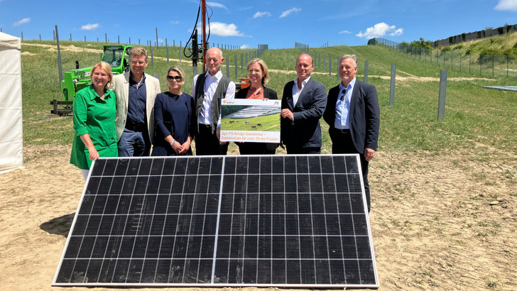 Zum Baustart der neuen Agri-PV-Anlage in Gaweinstal ist Österreichs Klimaministerin Leonore Gewessler (3.v.r.) aus Wien angereist. Mit dabei waren auch die niederösterreichische Landtagsabgeordnete Helga Krismer, Thomas Köck. Geschäftsführer von DM Österreich, Daniela Strasser, Leiterin Immobilienmanagement bei DM Österreich, Johannes Berthold, Bürgermeister von Gaweinstal, Georg Waldner, CEO von Imwind und Stefan Spork von Goldbeck Solar (v.l.n.r.). - © Goldbeck Solar