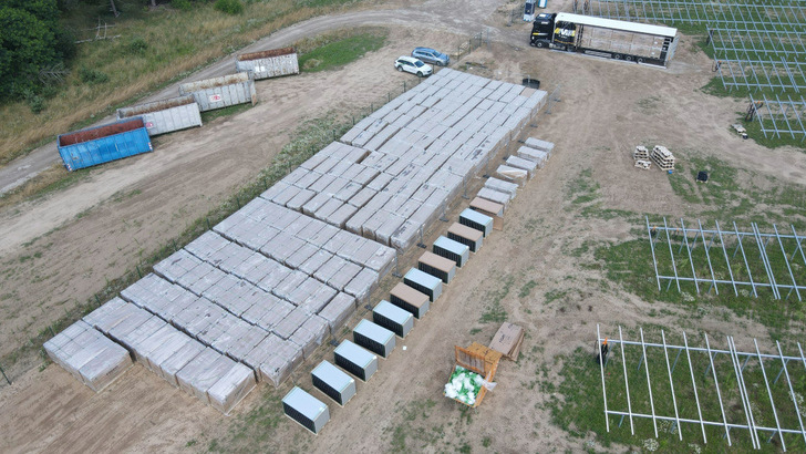 Die Unterkonstruktion steht und die Handwerker haben schon mit der Montage der Module begonnen. - © Naturstrom