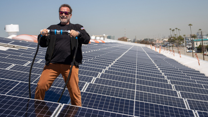 April 2023: Arnold Schwarzenegger weit ein großes Solardach auf dem Forschungszentrum Alta Sea in Los Angeles ein. - © AltaSea