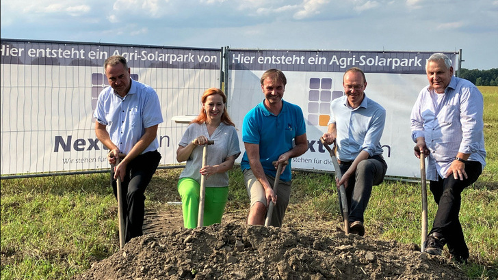 Der Spaten ist gestochen: Per Wiesner, Bürgermeister Neißeaue, Franziska Schubert, Fraktionsvorsitzende der Grünen im Sächsischen Landtag, Sascha Krause-Tünker, Vorstand von Next2Sun, Wolfram Günther, Sächsischer Staatsminister für Energie, Klimaschutz, Umwelt und Landwirtschaft und Hans-Joachim Mautschke, Inhaber Gut Krauscha (v.l.n.r.), haben symbolisch den Bau der Agri-PV-Anlage gestartet. - © Next2Sun