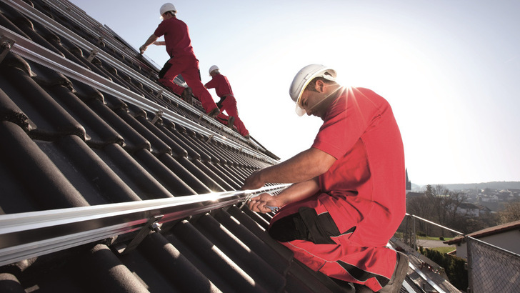 Mit der verstärkten Zusammenarbeit müssen sich die Handwerker nicht mehr mit Zollformalien herumschlagen, wenn sie Komponenten von IBC Solar verbauen wollen. - © IBC Solar