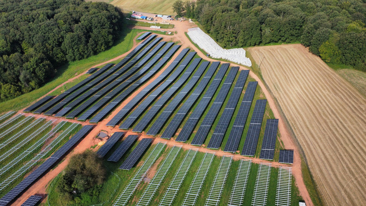 Der Solarpark wird seit Juni 2024 gebaut. - © Schoenergie