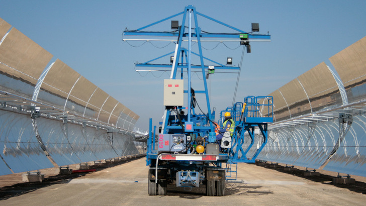 Das Solarkraftwerk Lebrija in Südspanien wurde von Siemens gebaut. Rund 60 Kilometer Parabolspiegel leisten zusammen 50 Megawatt. - © Siemens AG