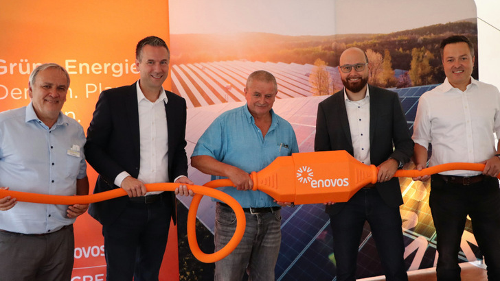 Michael Göke, Geschäftsführer der Enovos Renewables (rechts), und Horst Schneider, Geschäftsführer von WES Green (links), haben zusammen mit dem Bürgermeister von Hasborn Hermann Leister (Mitte) die neue Anlage in Betrieb genommen. - © Encevo Deutschland