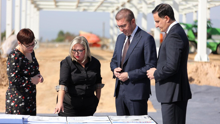 Der Bau hat begonnen. Zum Spatenstich kamen sogar Premierminister Hristijan Mickoski (3.v.l.) und Finanzministerin Gordana Dimitrieska – Kocoska (links). - © BMZ Group