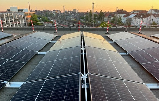 Künftig soll es mehr Photovoltaikanlagen auf Dächern von landeseigenen Gebäuden geben. - © Staatliches Baumanagement Hannover