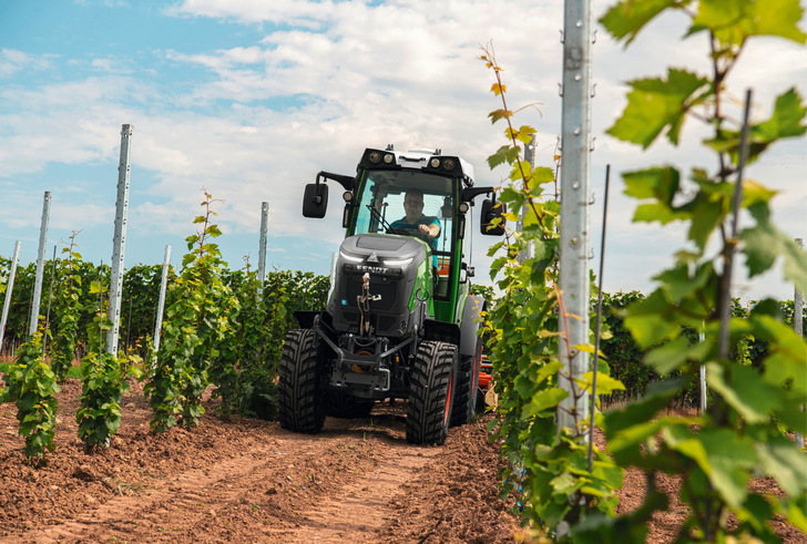 Derzeit elektrifizieren die Hersteller vor allem kleinere Traktoren. So hat Fendt mit dem E100 V Vario einen batterieelektrischen Schmalspurtraktor für spezielle Einsatzgebiete ins Sortiment aufgenommen. - © Foto: Fendt