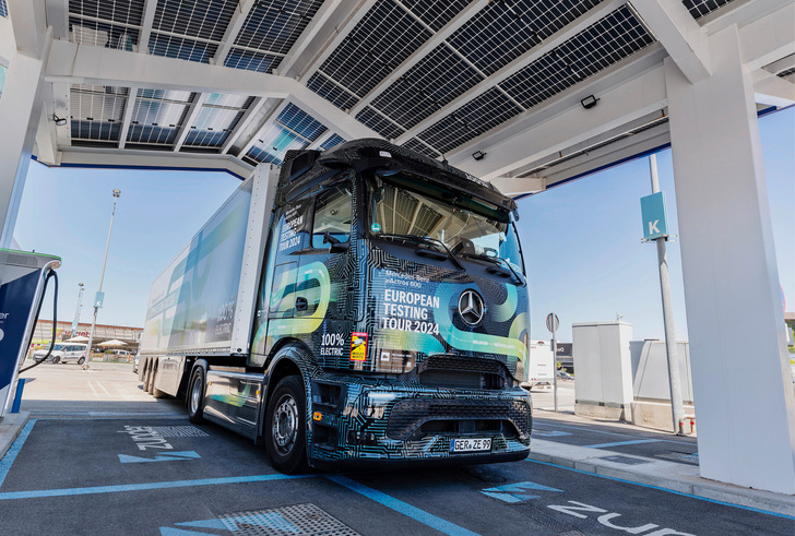 Wenn der Schwerlastverkehr in Europa auf batterieelektrische Antriebe umgestellt ­werden soll, muss dringend eine passende Ladeinfrastruktur aufgebaut werden. - © Foto: Daimler Truck AG