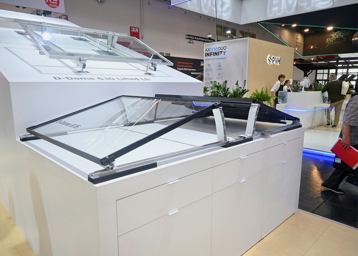 Auf der Intersolar waren neue Montagesysteme für Flachdächer zu sehen. K2 Systems hat unter anderem ein System mit einem höheren ­Anstellwinkel für die Module gezeigt. - © Foto: Velka Botička