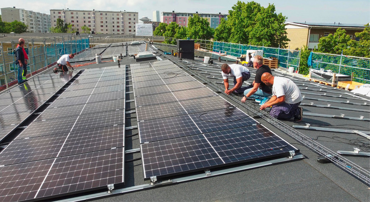 Montage der REC-Module auf den leicht geneigten Dächern in Malmö. - © Foto: Kostal Solar Electric