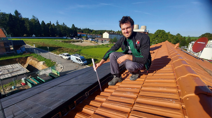 Elektroingenieur Bernhard Padeller bei der Demoanlage im oberbayerischen Miesbach. - © Foto: Maustronik